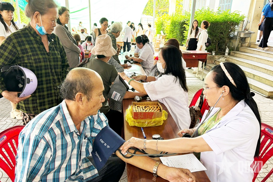 Lữ đoàn 162 phối hợp khám bệnh, tri ân gia đình chính sách tại xã Cam Lâm
